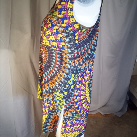 Colorful Sleeveless V-Neck Top - Picture 3 of 3
